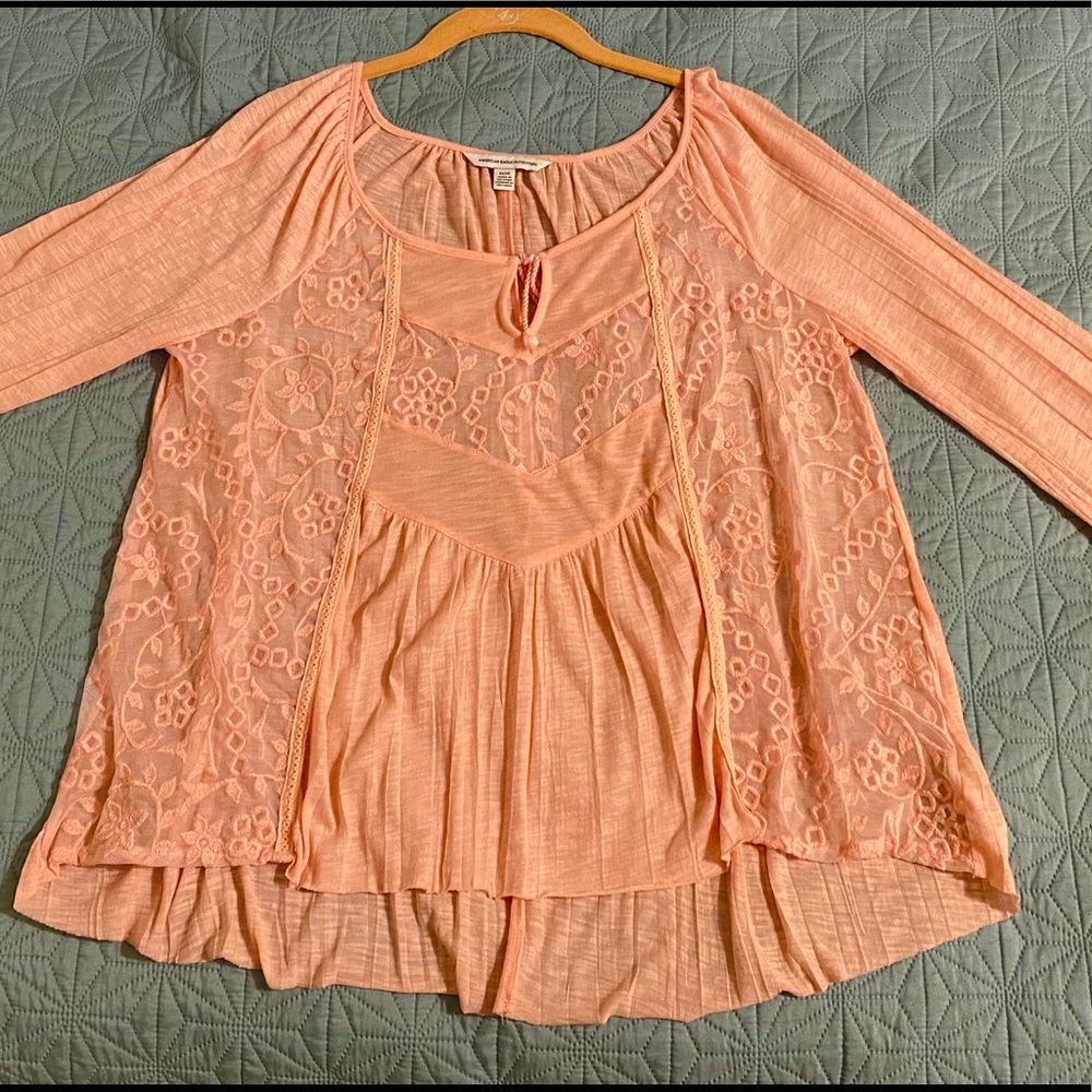 Lightweight Coral AE blouse w/ lace detail